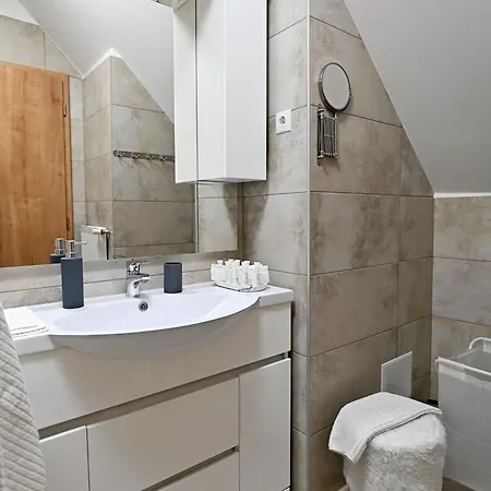 One Luxury Grand アパート エゲル