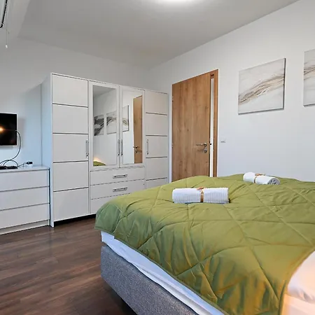 One Luxury Grand * エゲル